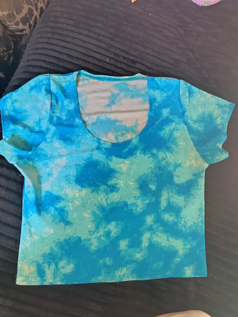 Polera azul con diseño tie-dye