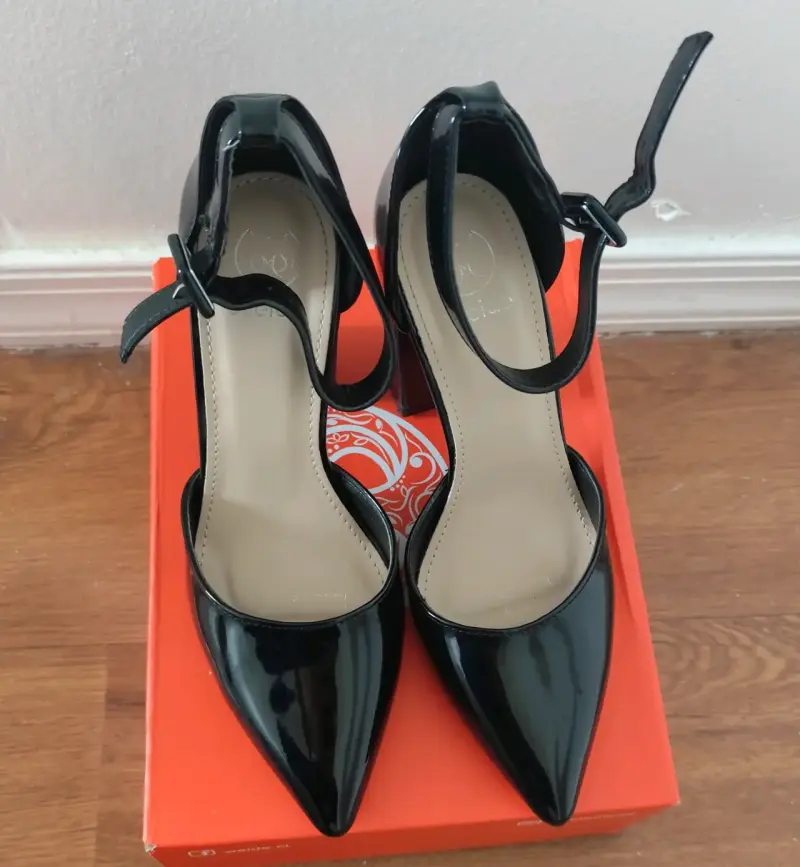 Zapatos de tacón negro charol con correa - 1