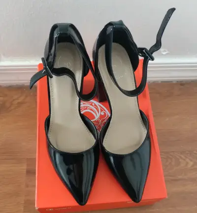 Zapatos de tacón negro charol con correa - miniatura 1