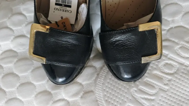Zapatos de cuero negro con hebilla dorada CARRANO - 1