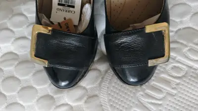 Zapatos de cuero negro con hebilla dorada CARRANO - miniatura 1