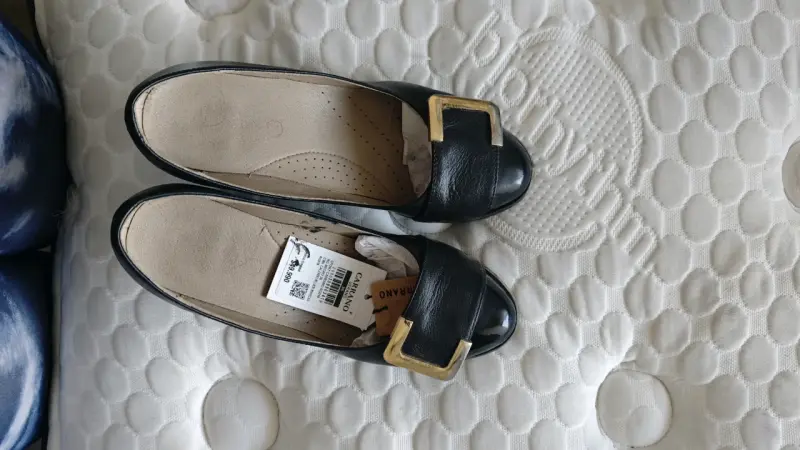 Zapatos de cuero negro con hebilla dorada CARRANO - 2