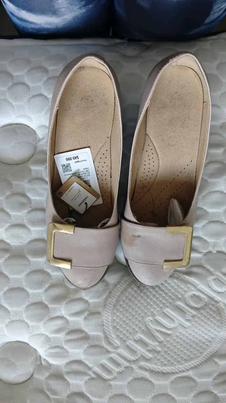 Zapatos de tacón bajo palo rosa con hebilla dorada - 1