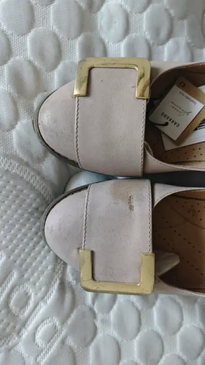 Zapatos de tacón bajo palo rosa con hebilla dorada - miniatura 2