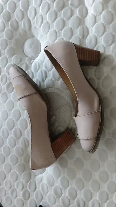 Zapatos de tacón bajo palo rosa con hebilla dorada - miniatura 3