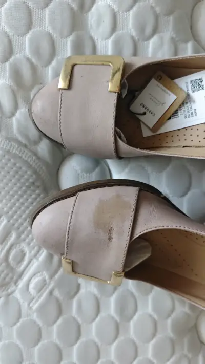 Zapatos de tacón bajo palo rosa con hebilla dorada - miniatura 4