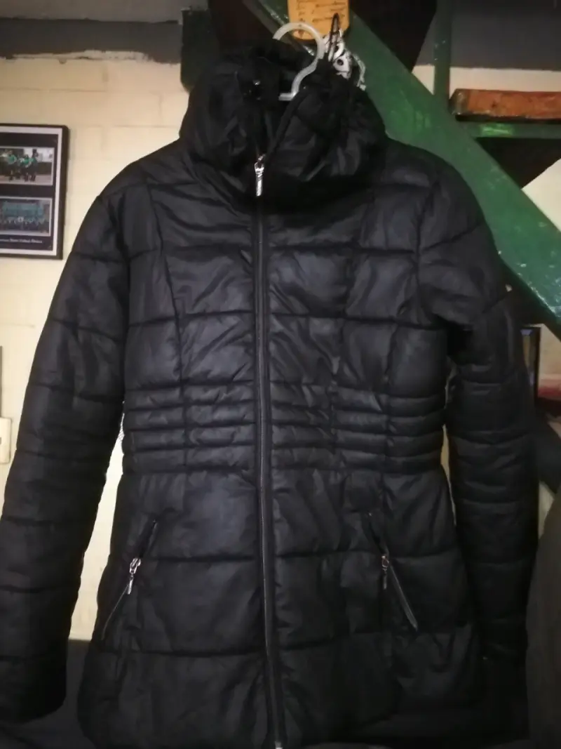 Chaqueta acolchada negra para mujer