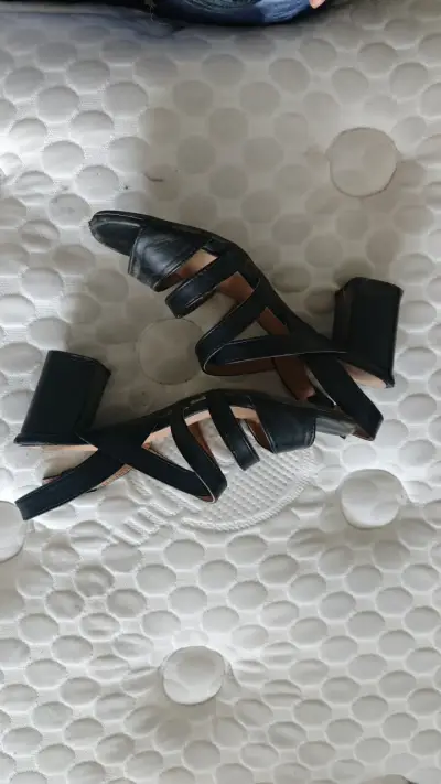 Sandalias negras de tacón - miniatura 1