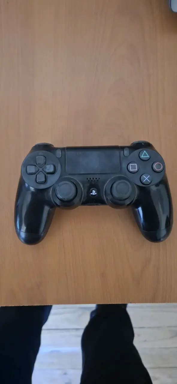 Consola de videojuegos negra en buen estado - 3
