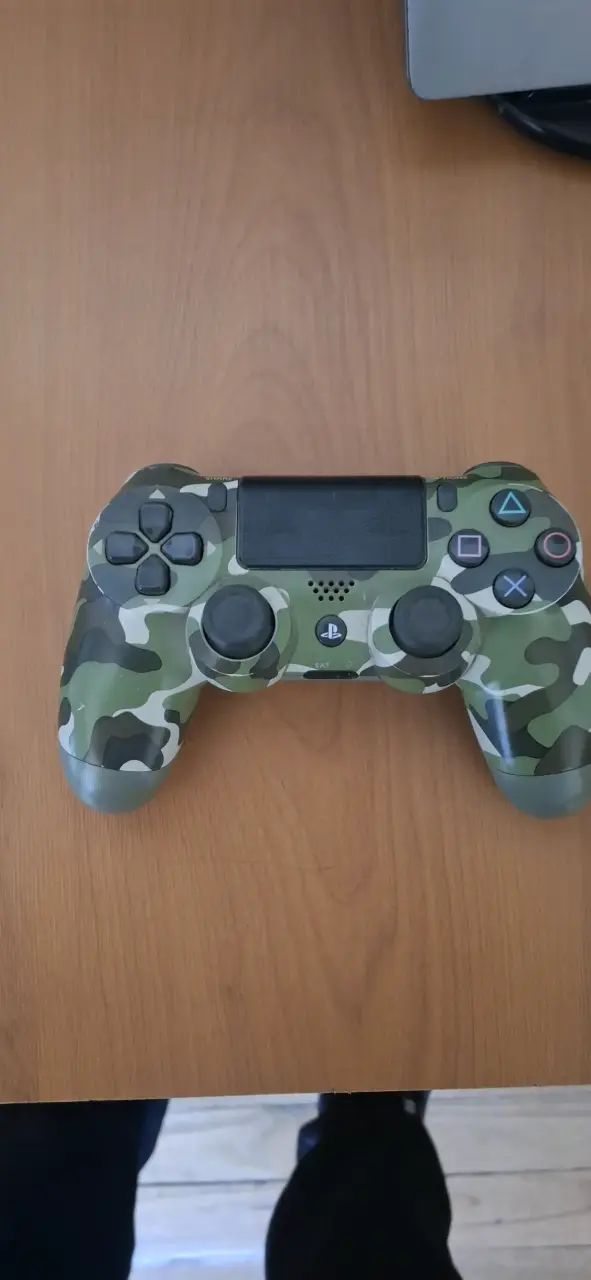 Consola de videojuegos negra en buen estado - 4