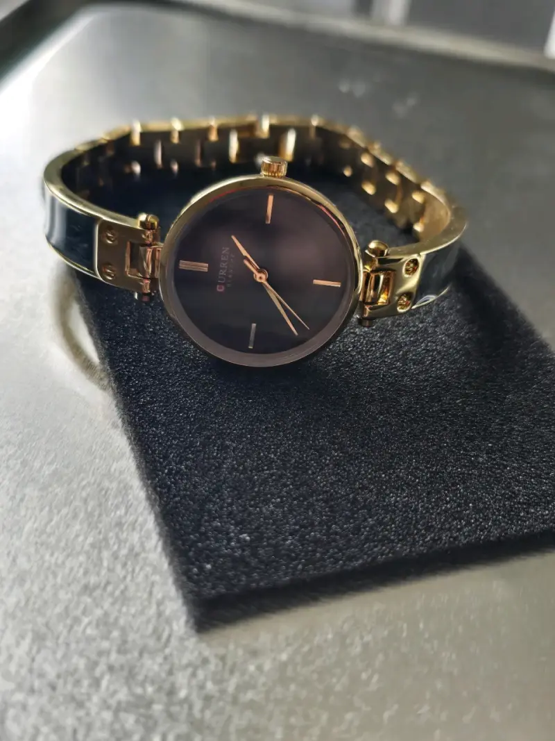 Reloj Curren dorado y negro elegante - 3