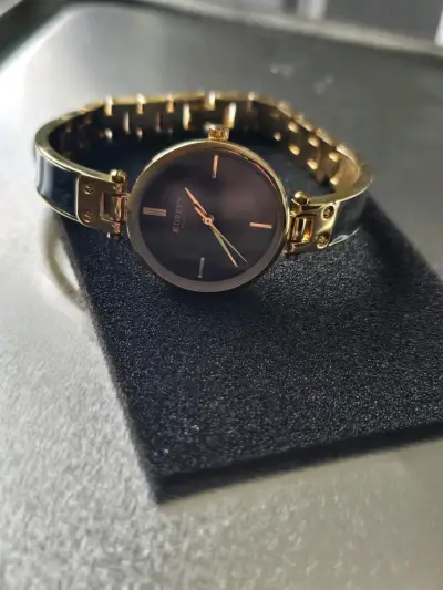 Reloj Curren dorado y negro elegante - miniatura 3