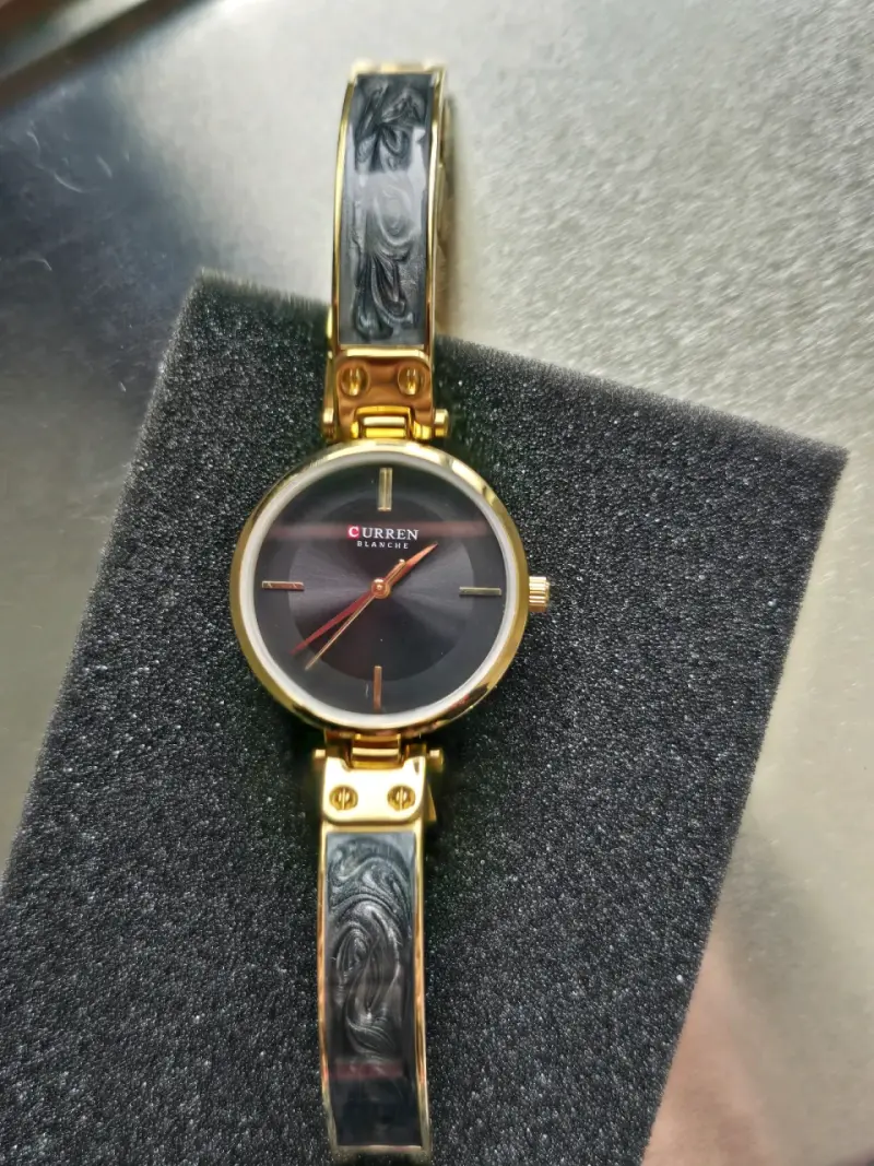Reloj Curren dorado y negro elegante - 4