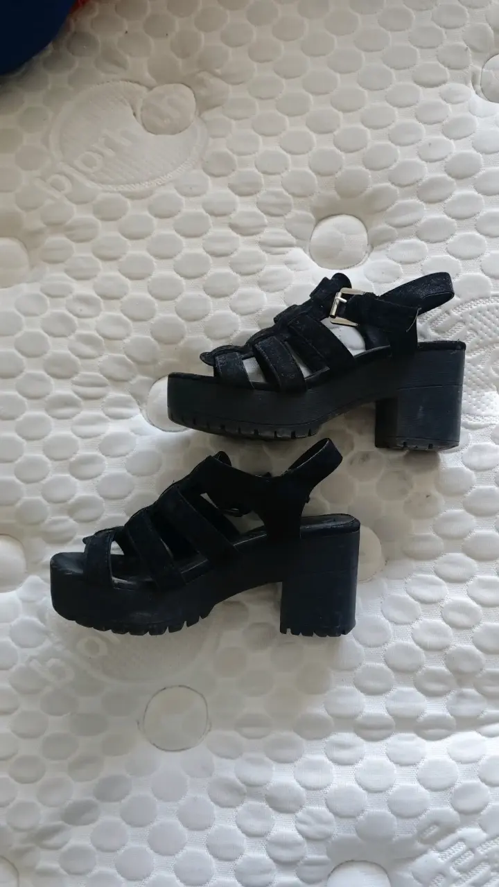 Sandalias negras de tacón grueso - 1