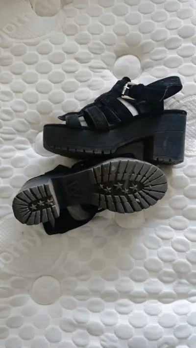 Sandalias negras de tacón grueso - miniatura 2