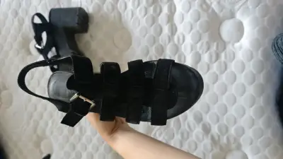 Sandalias negras de tacón grueso - miniatura 4