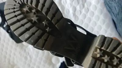Sandalias negras de tacón grueso - miniatura 5
