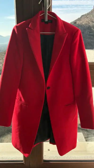 Abrigo rojo elegante para mujer - miniatura 1