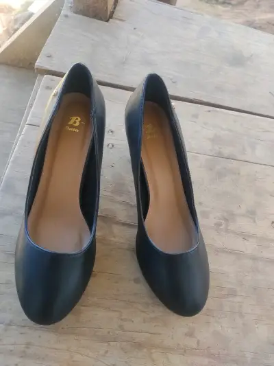 Zapatos de tacón negro elegantes para mujer - miniatura 2