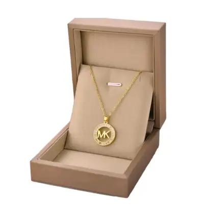 Collar dorado con dije MK en caja - miniatura 1