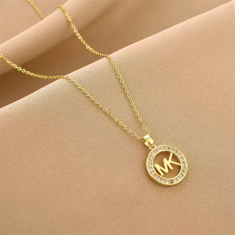 Collar dorado con dije MK en caja - 2