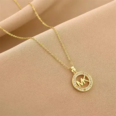 Collar dorado con dije MK en caja - miniatura 2