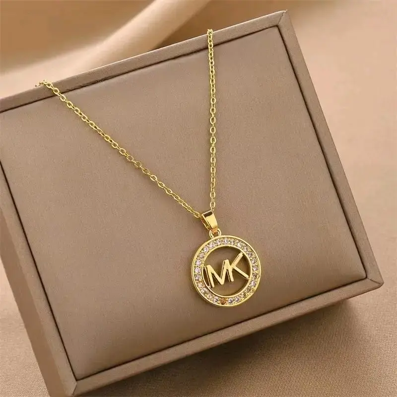 Collar dorado con dije MK en caja - 3