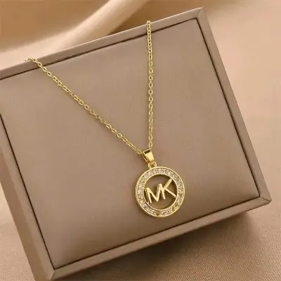 Collar dorado con dije MK en caja - miniatura 3