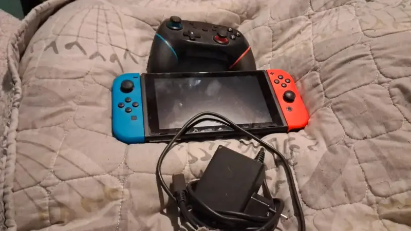 Consola Nintendo Switch con control y cargador
