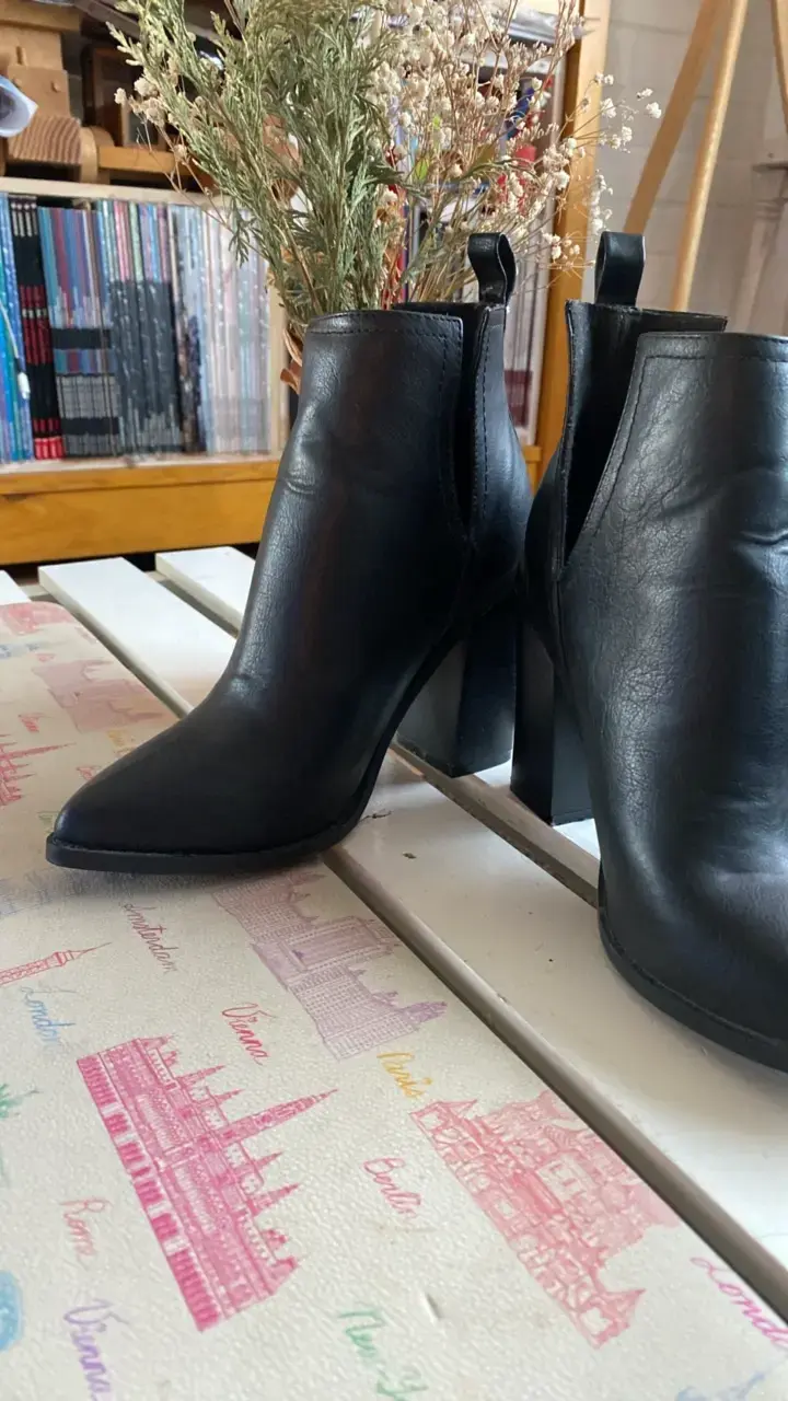 Botines de cuero negro con tacón alto - 1