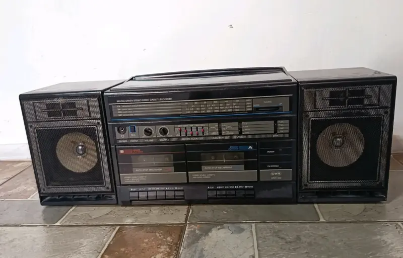 Radio cassette estéreo vintage con altavoces - 1