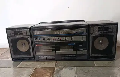 Radio cassette estéreo vintage con altavoces - miniatura 1