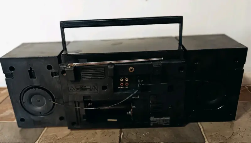 Radio cassette estéreo vintage con altavoces - 2