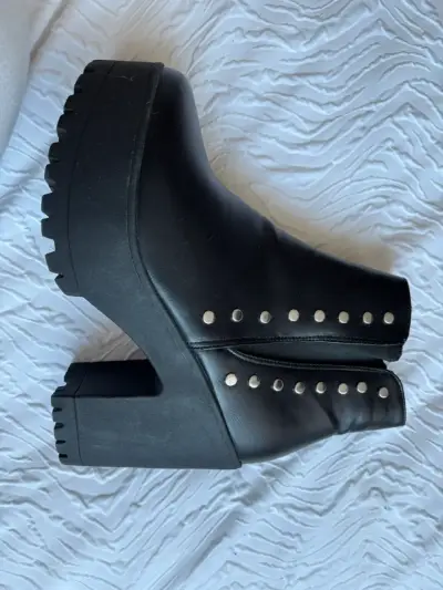 Botines negros con plataforma y tachas - miniatura 1