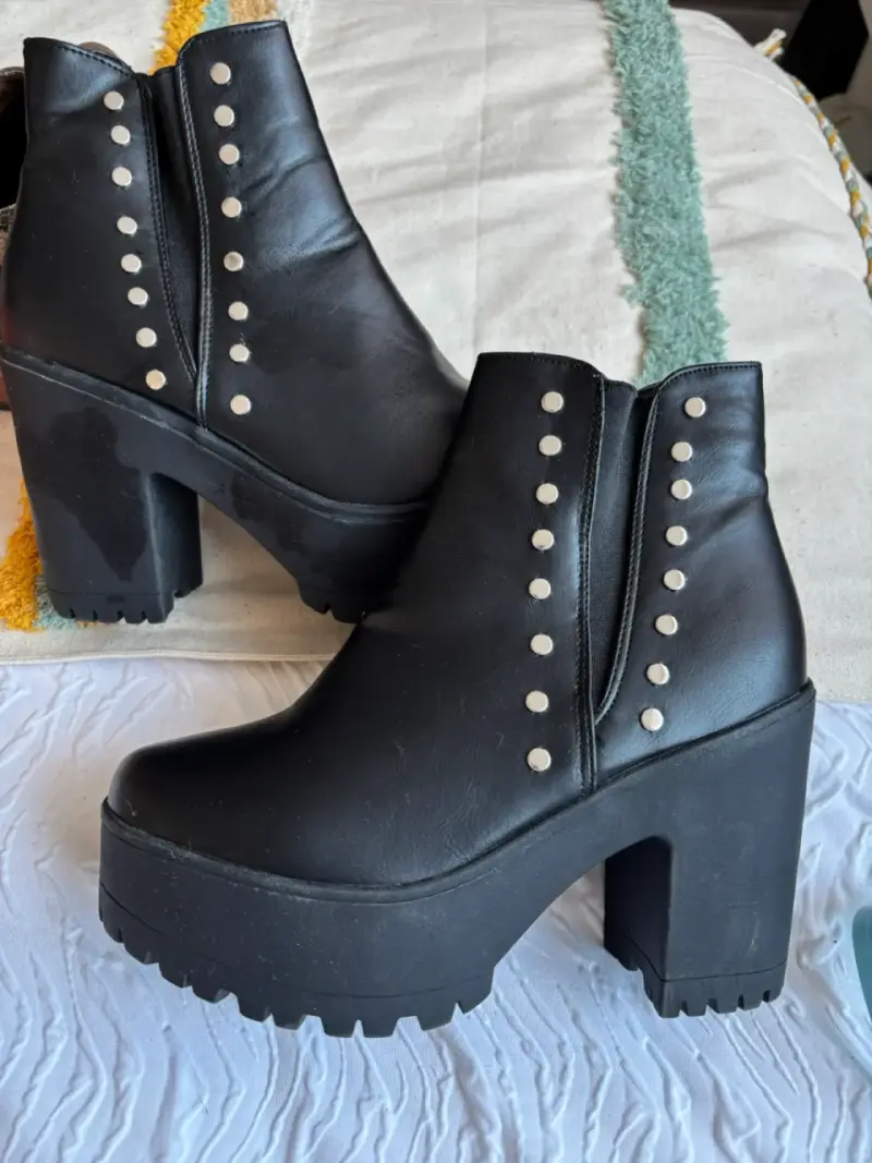 Botines negros con plataforma y tachas - 2
