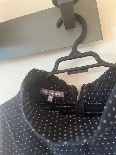 Vestido Laura Ashley con cuello alto y puntos - miniatura 3
