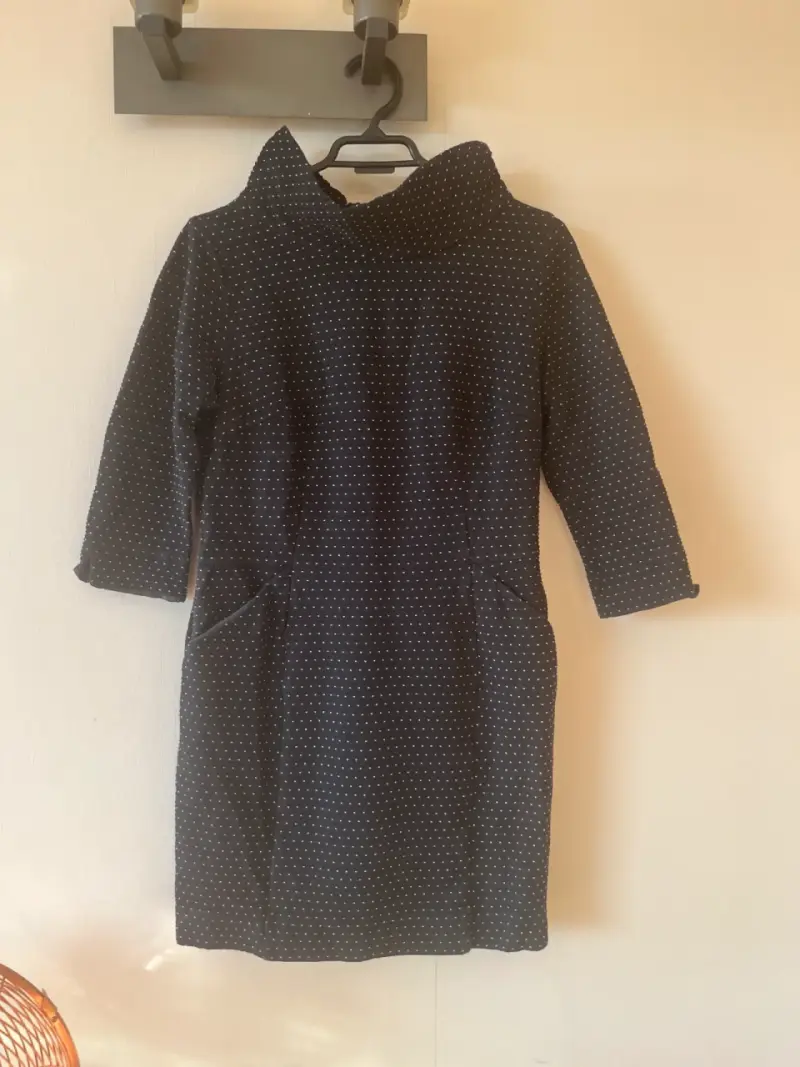 Vestido Laura Ashley con cuello alto y puntos - 5