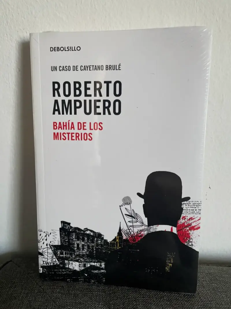 Libro 'Bahía de los Misterios' de Roberto Ampuero