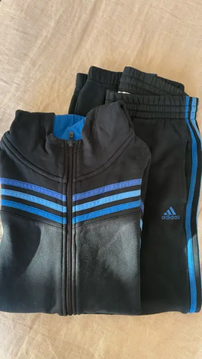 Conjunto deportivo Adidas negro con franjas azules - miniatura 1