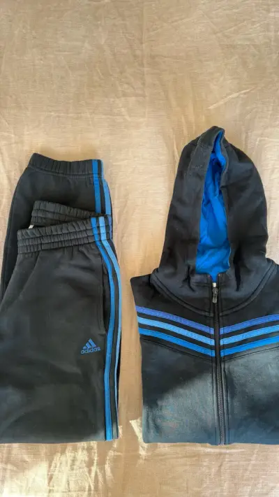 Conjunto deportivo Adidas negro con franjas azules - miniatura 2