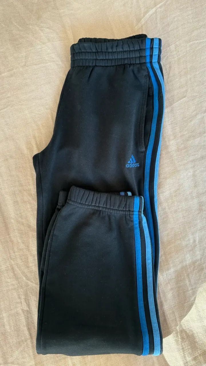 Conjunto deportivo Adidas negro con franjas azules - 4