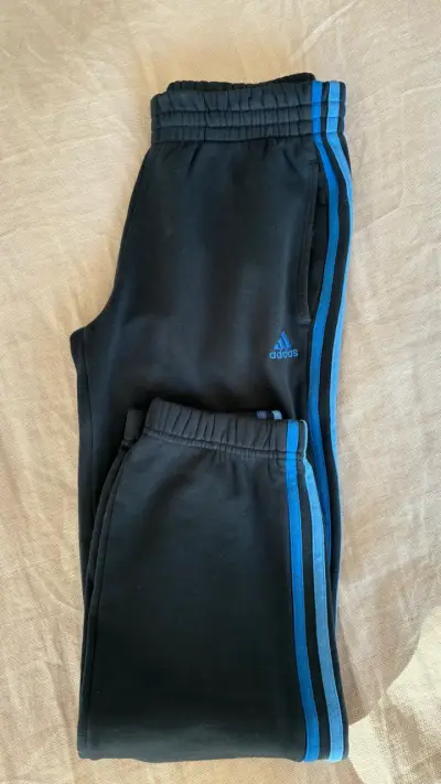 Conjunto deportivo Adidas negro con franjas azules - miniatura 4