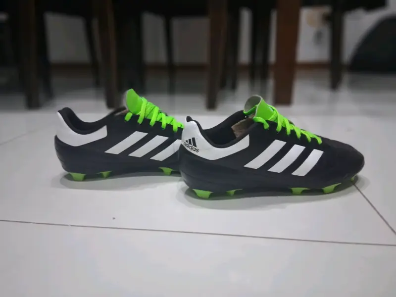 Zapatillas de fútbol Adidas negras y verdes
