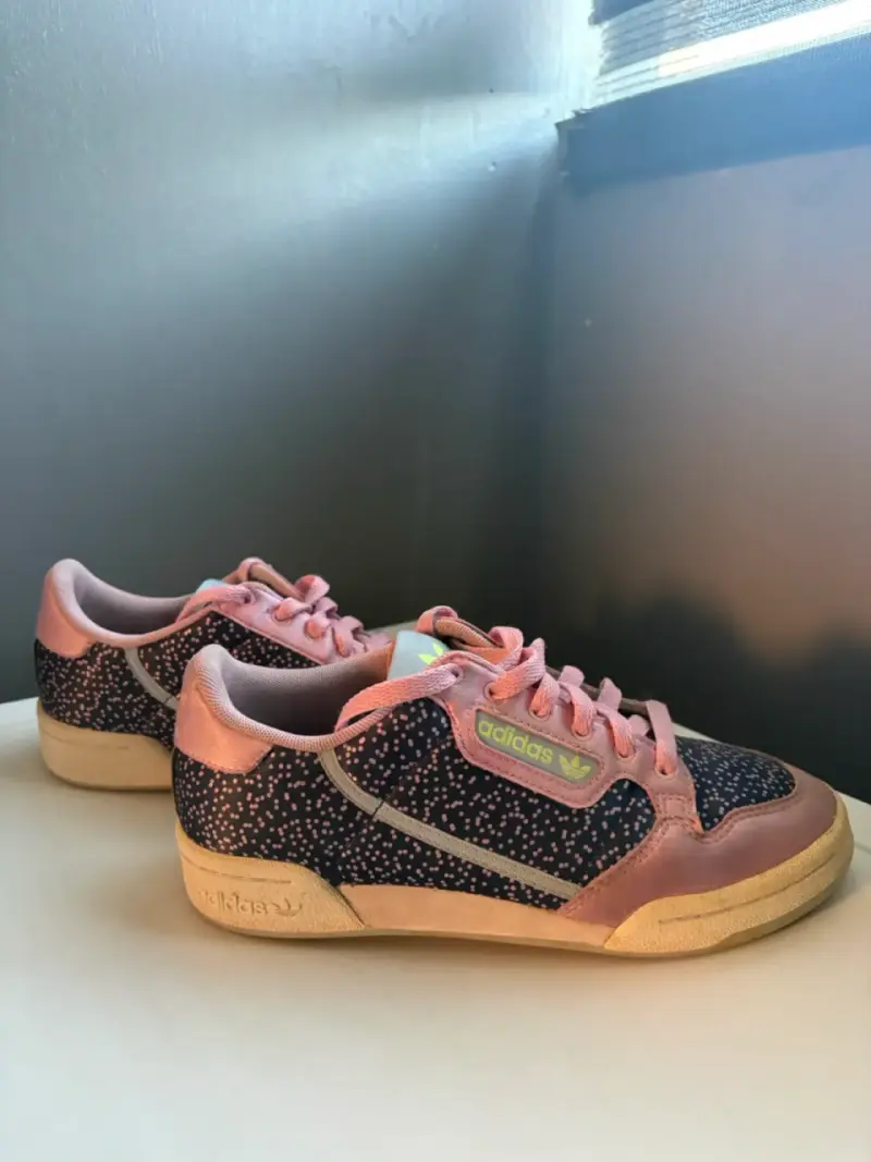 Zapatillas Adidas negras con detalles rosados - 1