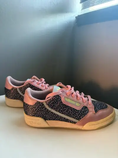 Zapatillas Adidas negras con detalles rosados - miniatura 1