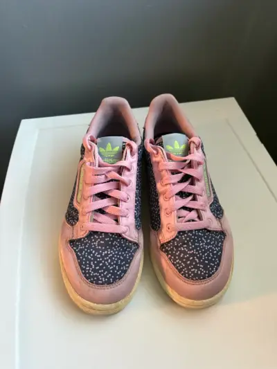 Zapatillas Adidas negras con detalles rosados - miniatura 2