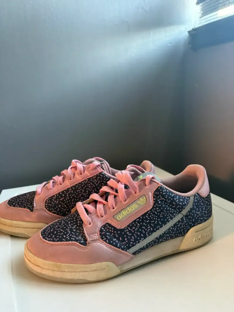 Zapatillas Adidas negras con detalles rosados - 3
