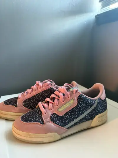 Zapatillas Adidas negras con detalles rosados - miniatura 3