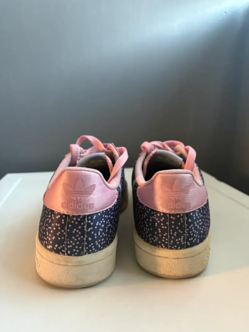 Zapatillas Adidas negras con detalles rosados - 4