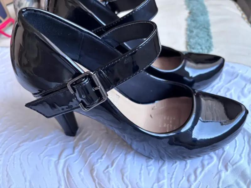 Zapatos de tacón negro charol con hebilla